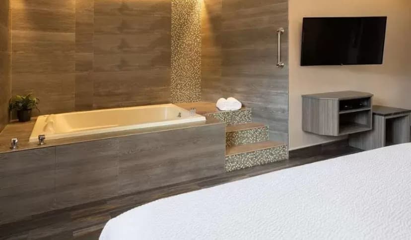 Hotels with jacuzzi in room in Bronx