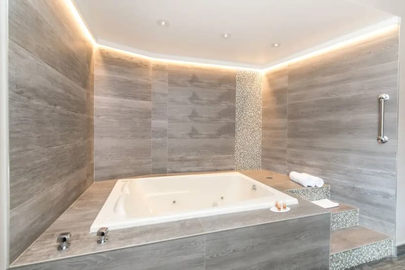 Hotels with jacuzzi in room in Bronx