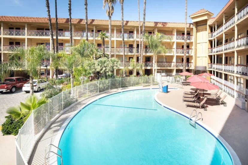 Hotels with jacuzzi in room in Burbank