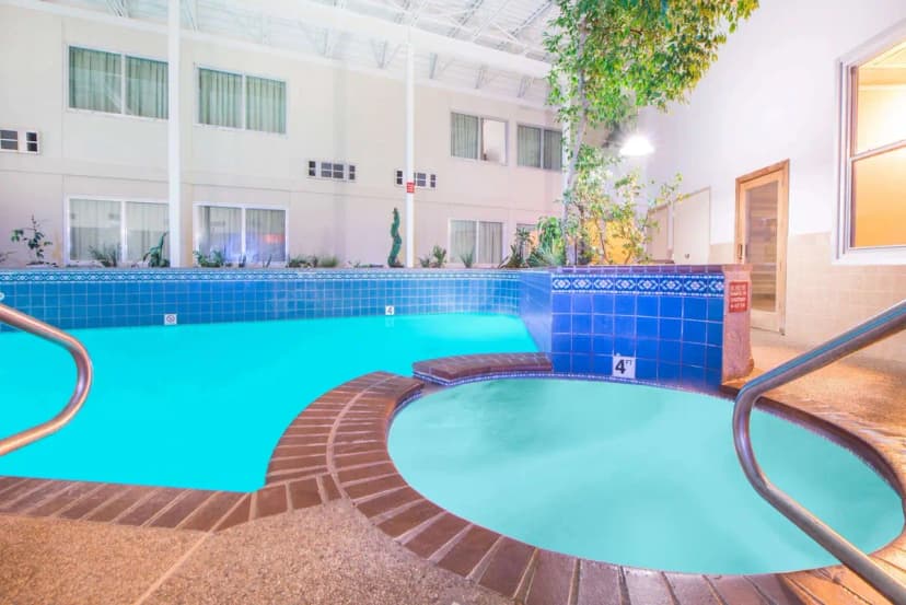 Hotels with jacuzzi in room in Enid