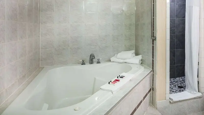 Hotels with jacuzzi in room in Ligonier