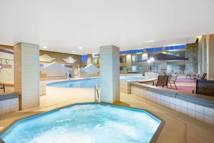 Hotels with jacuzzi in room in Grand Island
