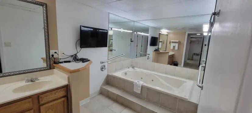Hotels with jacuzzi in room in Mountain Home