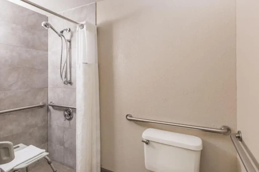Hotels with jacuzzi in room in Smithville