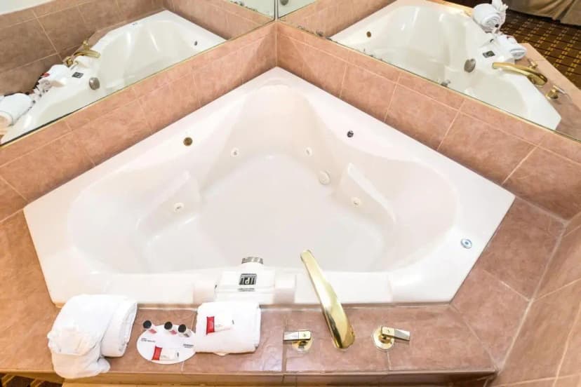 Hotels with jacuzzi in room in Plymouth