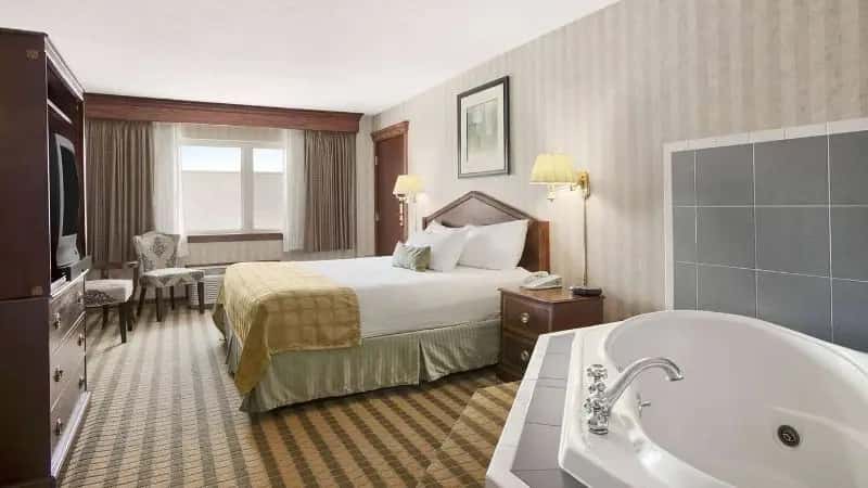 Ramada by Wyndham Saginaw Hotel & Suites hotel photo 1 in Exit 3, Michigan