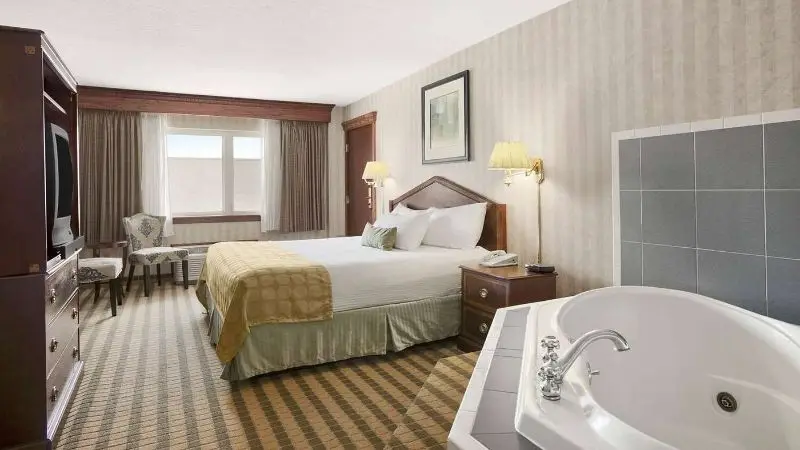 Hotels with jacuzzi in room in Exit 3