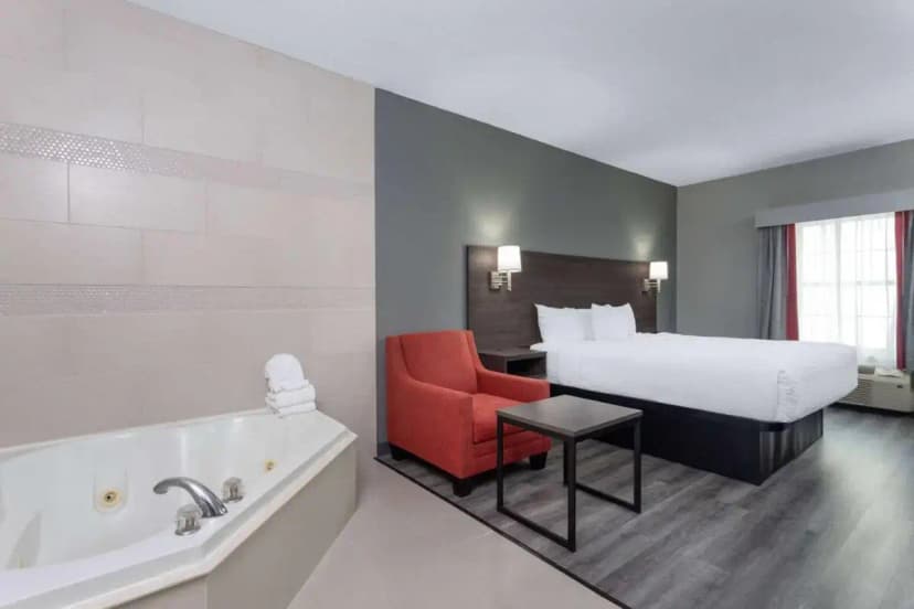 Hotels with jacuzzi in room in Sellersburg