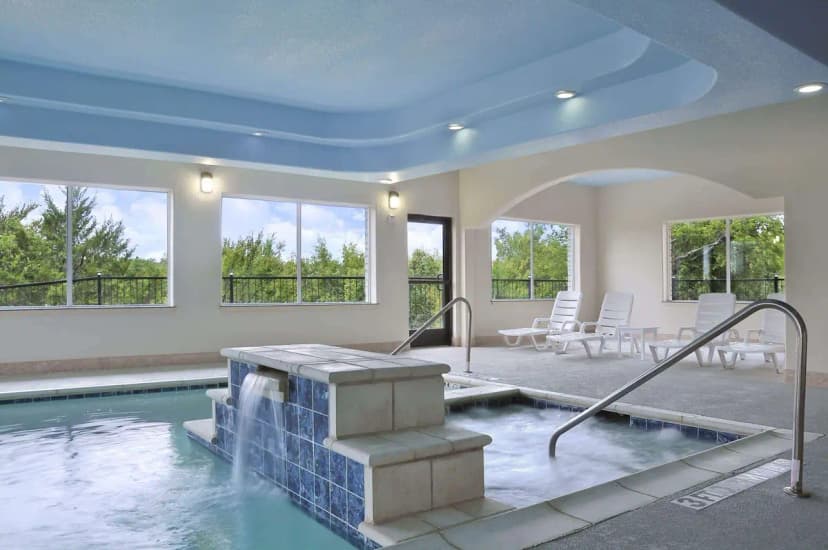 Hotels with jacuzzi in room in Hewitt