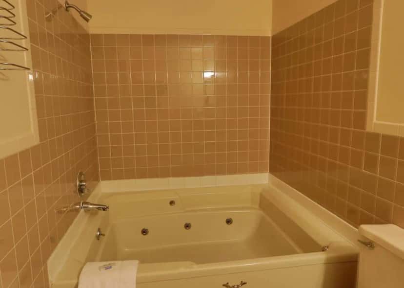 In-room hot tub at Red Carpet Inn Berlin in Berlin, NJ