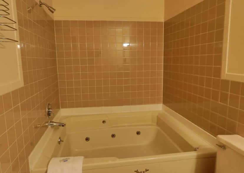 Private in-room jacuzzi at Red Carpet Inn Berlin