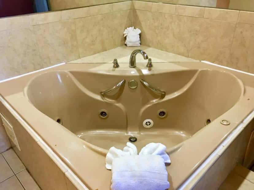 In-room hot tub at Red Carpet Inn Stamford in Stamford, CT