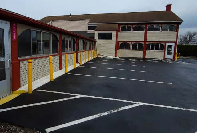 Red Carpet Inn West Springfield — guest room