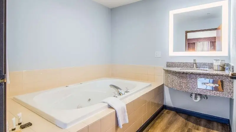 Hotels with jacuzzi in room in Des Moines