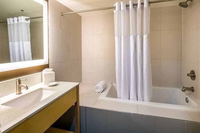 Deep soaking bathtub