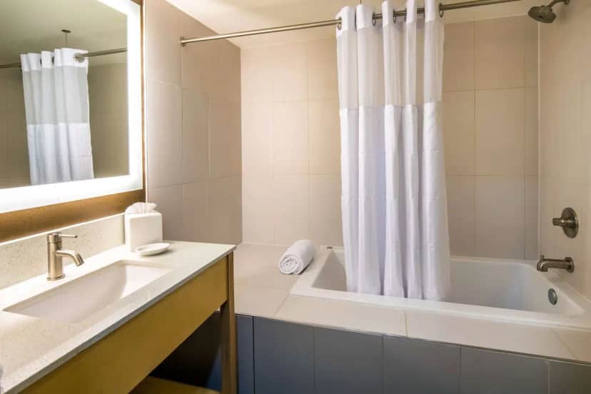 Deep soaking bathtub at Red Lion Inn & Suites Everett