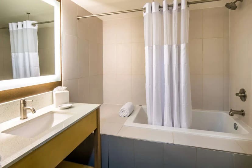Hotels with jacuzzi in room in Everett
