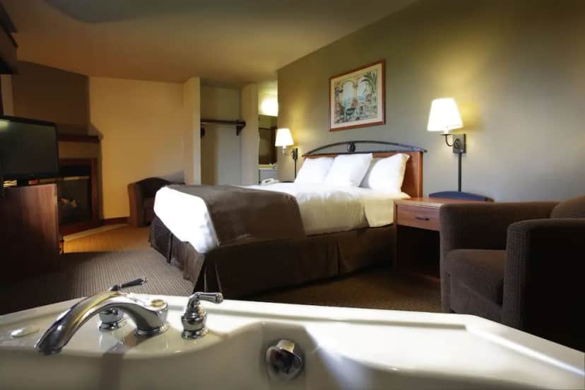 Private in-room jacuzzi tub in the Suite, Jetted Tub (King) at Red Lion Inn & Suites Grimes