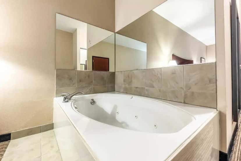 In-room hot tub at Red Lion Inn & Suites Mineral Wells in Mineral Wells, WV