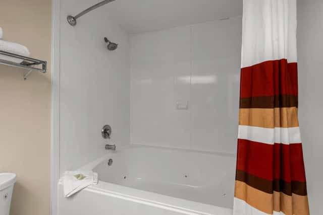 Jetted bathtub