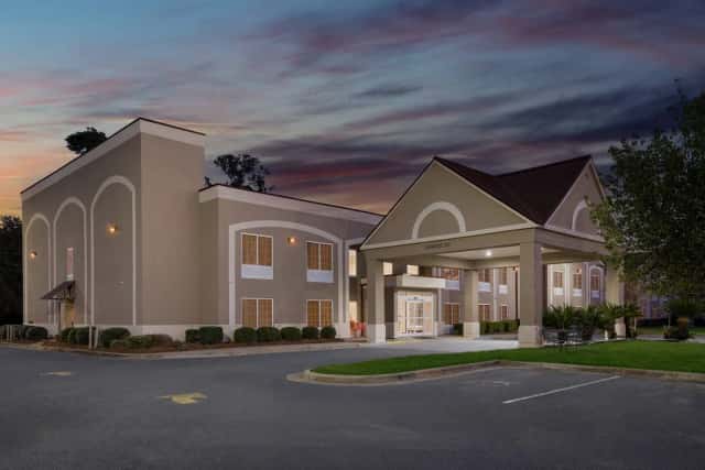 Red Roof Inn & Suites Albany, GA — guest room