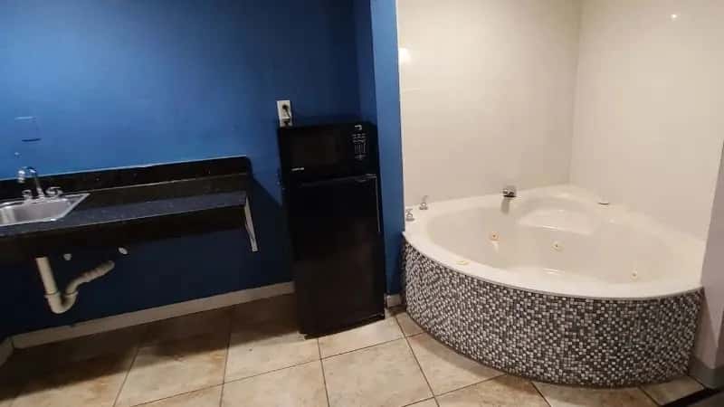 In-room hot tub at Red Roof Inn & Suites Duncan in Duncan, SC