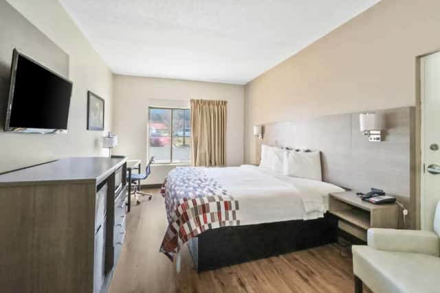 Red Roof Inn & Suites Fayetteville - Fort Bragg — guest room