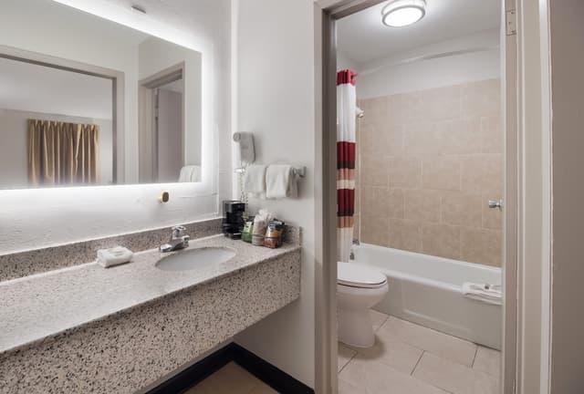 Deep soaking bathtub