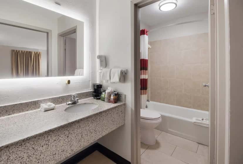 In-room hot tub at Red Roof Inn & Suites Jackson, TN in Jackson, WY