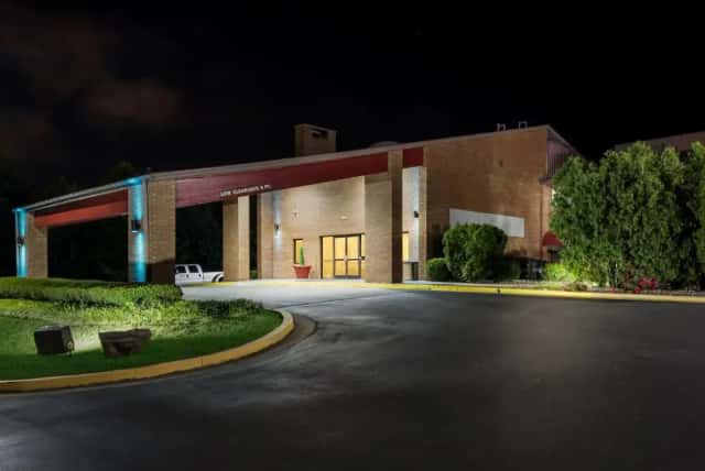 Red Roof Inn & Suites Lexington - Hamburg — guest room