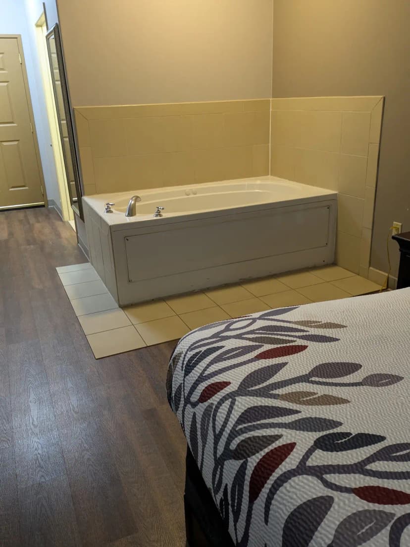 Hotels in Midland with a jacuzzi in the room