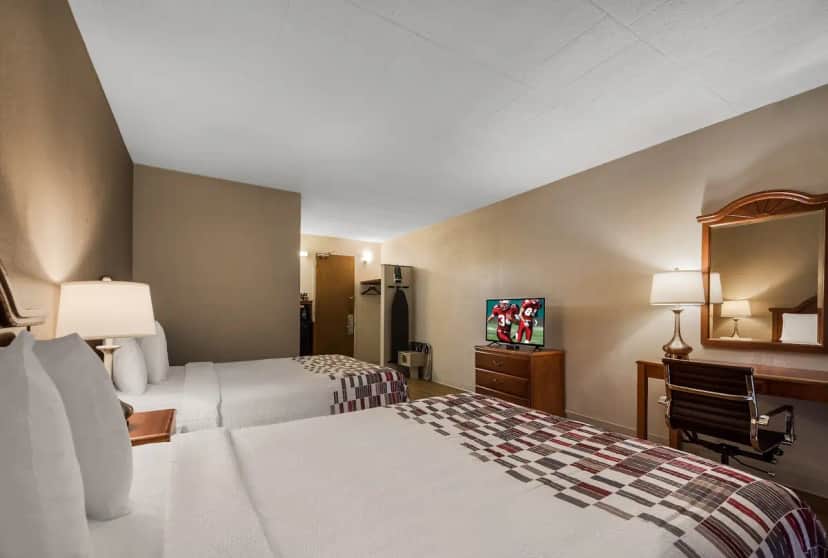 Red Roof Inn & Suites Newark - University — guest room