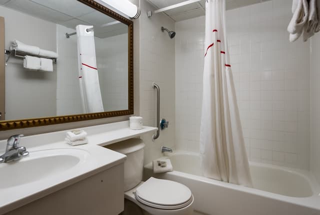 Deep soaking bathtub
