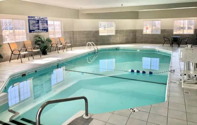 Red Roof Inn & Suites Omaha - Council Bluffs — guest room