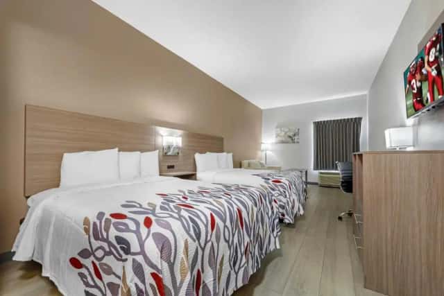 Red Roof Inn & Suites Philadelphia - Bellmawr — guest room