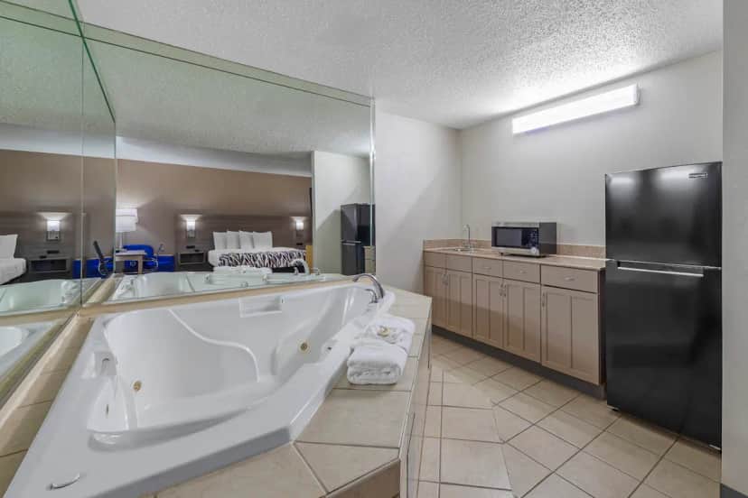 Private in-room jacuzzi at Red Roof Inn & Suites Philadelphia - Bellmawr