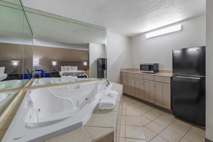 Hotels with jacuzzi in room in Bellmawr