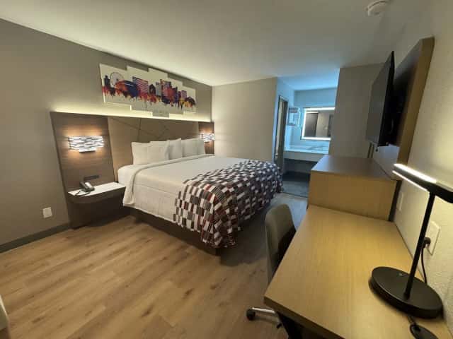 Red Roof Inn Arlington - Entertainment District — guest room