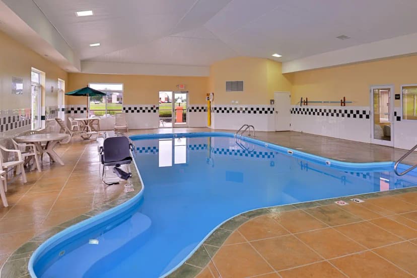 Hotels with jacuzzi in room in Clyde