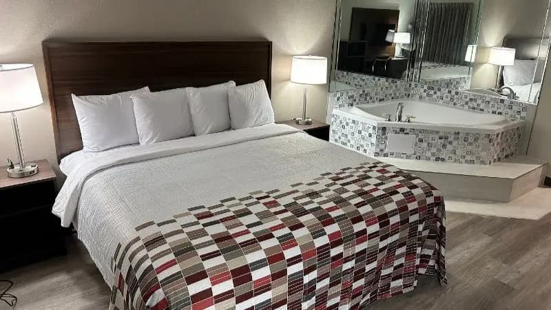 Hotels with jacuzzi in room in Dunbar