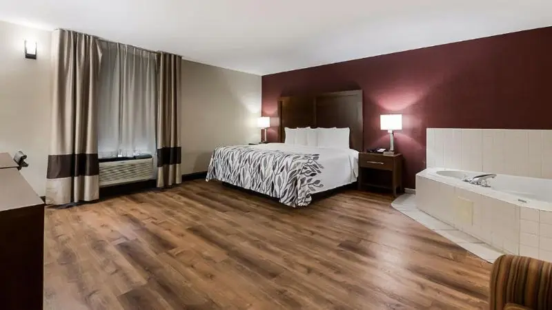 Hotels with jacuzzi in room in Yorktown