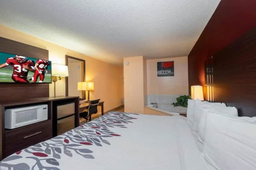Private in-room jacuzzi tub in the Superior King Room with Jetted Tub Non-Smoking at Red Roof Inn Valdosta - University