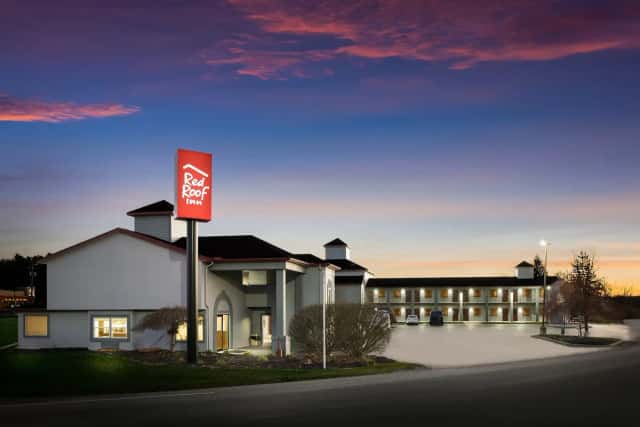 Red Roof Inn Weedsport — guest room