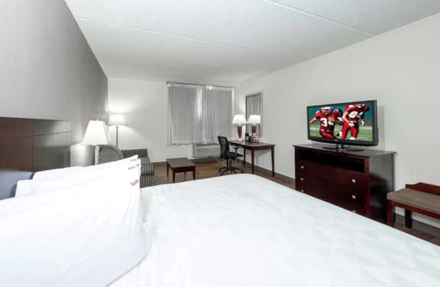 Red Roof PLUS+ Newark Liberty Airport - Carteret — guest room