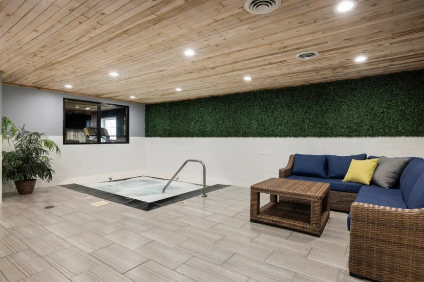 Hotels with jacuzzi in room in Redwood Falls