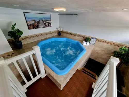 In-room hot tub at Regal Inn of Hampton Beach in Hampton, NH