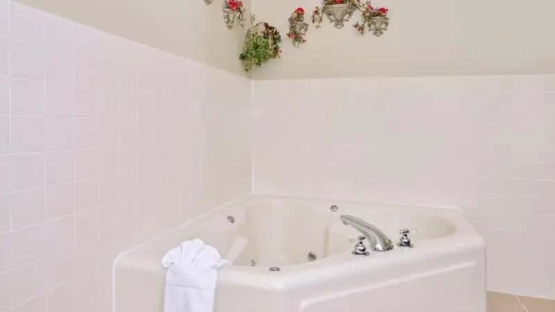 In-room hot tub at Regency Inn in Geneseo, IL