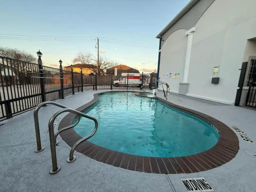 Shared outdoor hot tub at Regency Inn & Suites - Baytown