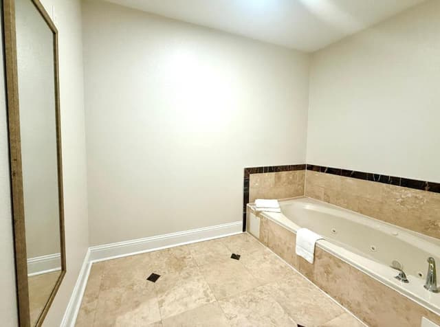 Jetted bathtub