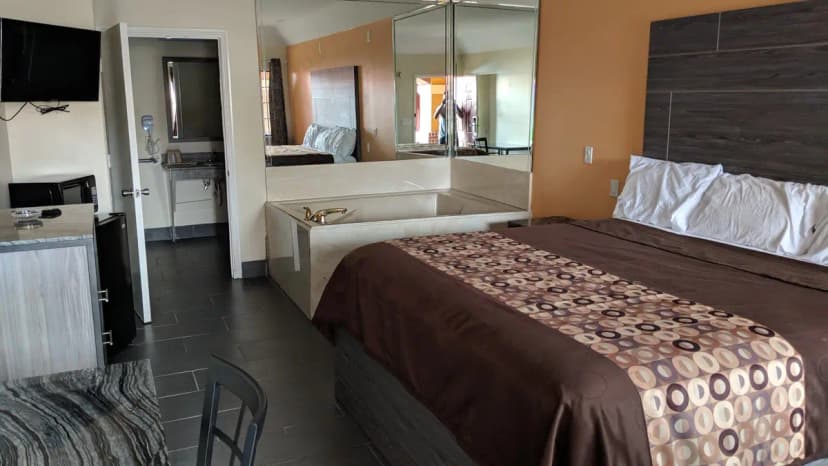 Hotels with jacuzzi in room in Galena Park